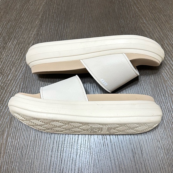 REEF Cushion Bondi Bay Lightweight
Squishy Footbed Water Friendly Sandals, W9 - Picture 10 of 11